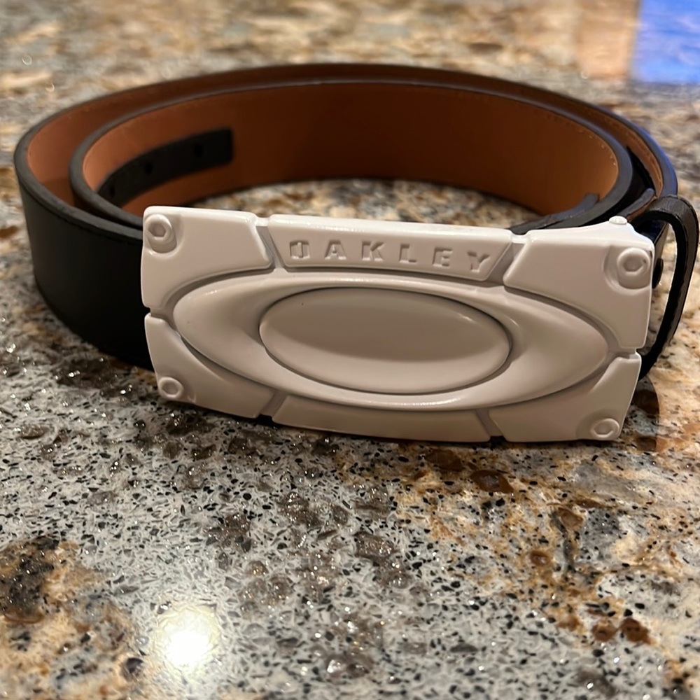 Men’s Oakley belt buckle